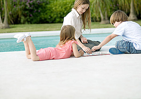 三个,儿童,玩,棋盘游戏,边缘,水池