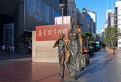 上海南京路步行街标志性雕塑