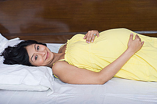 孕妇,躺着,床,微笑