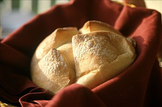 酵头面包,篮子,餐巾