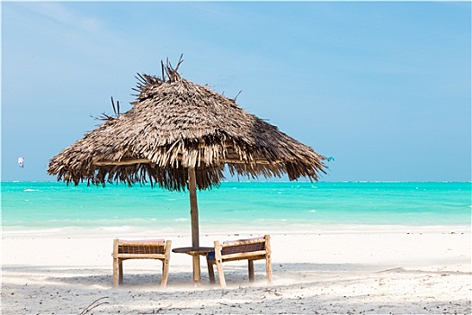 两个,折叠躺椅,伞,热带沙滩
