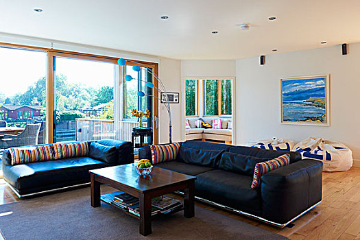 黑色,皮沙发,组合,灰色,毛织品,地毯,简单,木质,茶几,宽敞,客厅,大窗