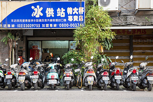台北街头摆放整齐的摩托车