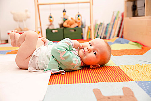 婴儿,6个月,老,躺着,彩色,毯子