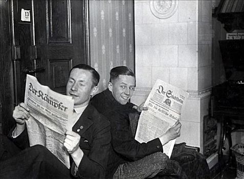 历史,照片,两个男人,读,报纸