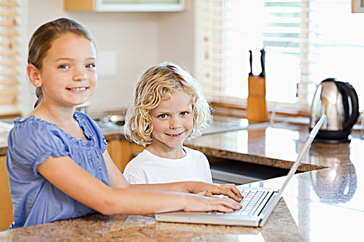 微笑,兄弟姐妹,笔记本电脑,厨房