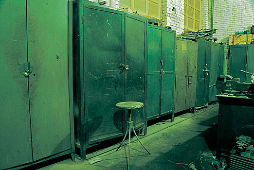 798艺术区工厂内成排的更衣柜