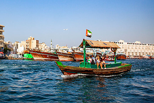 阿联酋迪拜河畔迪拜湾河面穿梭的传统木桅帆船阿布拉船,abra