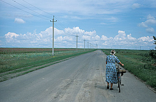 老太太,走,乡间小路,乌克兰