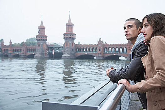伴侣,看,河,桥,背景,柏林,德国