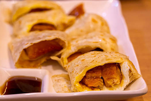 台湾人很喜欢也很好吃的早餐,熏鸡蛋饼