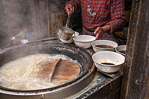 镇江西津渡古街头的美食,锅盖面