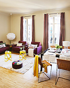 餐桌,靠近,休闲,区域,黄色,边桌,紫色,沙发,正面,落地窗,齐地,帘
