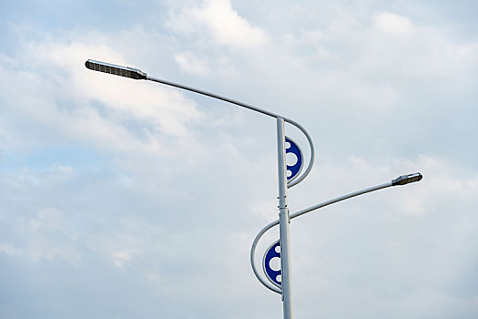蓝天白云下现代城市街道的路灯,公共电力设施