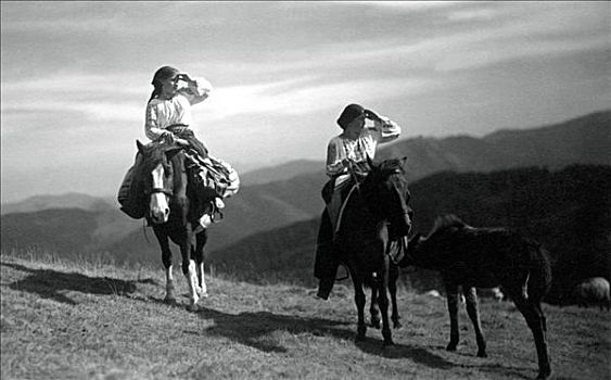 两个女人,骑马,摩尔达维亚,东北方,罗马尼亚