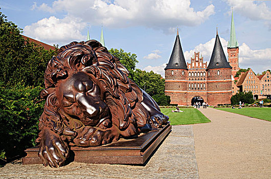 雕塑,睡觉,狮子,正面,荷尔斯藤门,大门,吕贝克,德国,欧洲