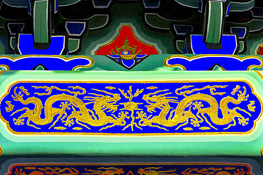 故宫宫殿里的额枋上的和玺彩画