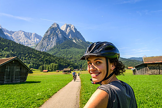 女性,骑车,头盔,自行车,旅游,背影,楚格峰,靠近,穿过,阿尔卑斯山,加米施帕藤基兴,上巴伐利亚,巴伐利亚,德国,欧洲