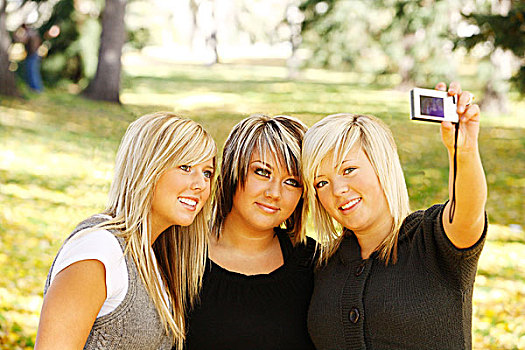 三个女孩,拍照