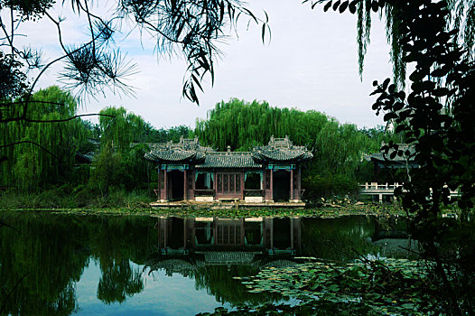 潍坊湿地公园湖畔古建筑