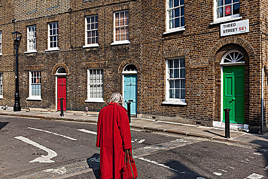 老人,女士,穿,红色,外套,相配,手包,街道