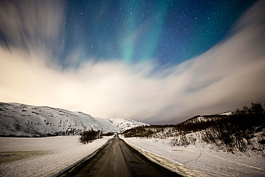 北极光,上方,道路,雪,山,靠近,特罗姆瑟,特罗姆斯,挪威,欧洲