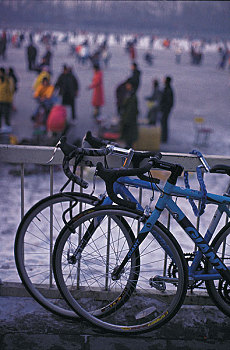 北京什刹海护栏上的自行车和滑冰者