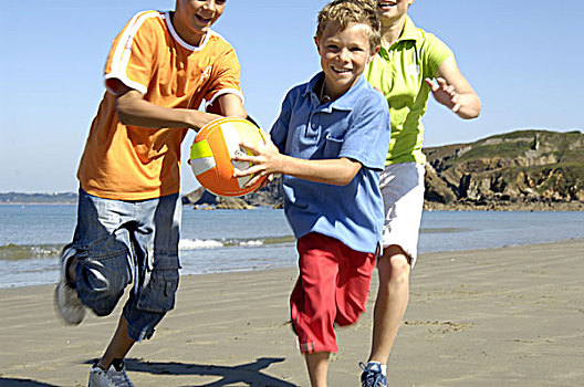 海滩,孩子,愉悦,球,序列,女孩,男孩,6-14岁,有趣,高兴,活泼,休闲,度假,游戏,球类运动,轻松,夏天,海洋,户外,沙滩