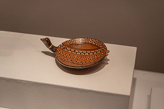 秘鲁兰巴里·奥里维拉博物馆藏印加帝国陶彩绘盘