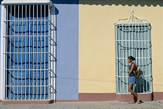 街景,殖民地,窗户,女人,走,特立尼达,古巴
