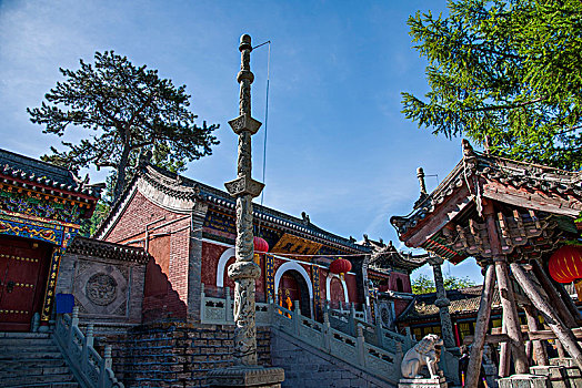 山西忻州市五台山黛螺顶寺院天王殿与旗杆