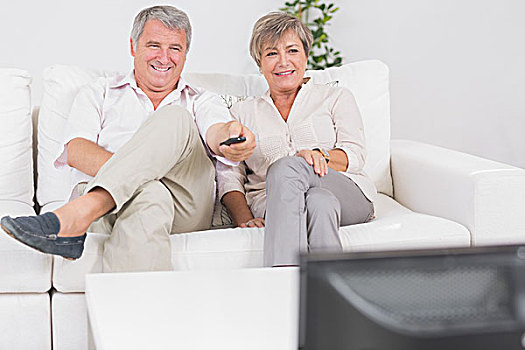 老年夫妇,看电视,双腿交叉,起居室