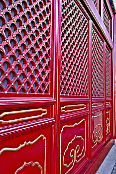 故宫宫殿里的朱漆隔扇门