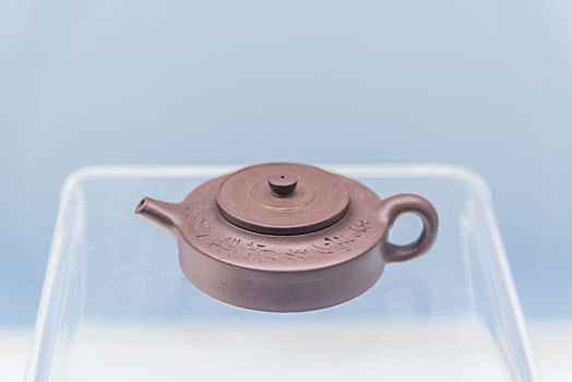 上海博物馆的清末宜兴窑彭年作曼生款乳鼎紫砂壶