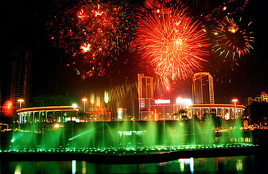 不夜的侨都,春节,江门东湖广场,音乐喷泉与腾空的烟花相互辉映,好一派欢乐祥和的节日气氛,2000-02摄