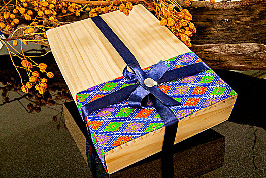 华人的节日,一家人团圆过中秋节,绑上缎带精致的原木礼盒