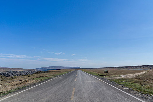 夏季新疆戈壁公路直行道汽车背景