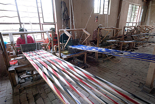 艾得莱斯绸,扎染的丝织品,--新疆和田地区的传统产品