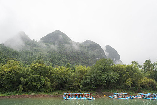 烟雨中的中国桂林漓江山水风光