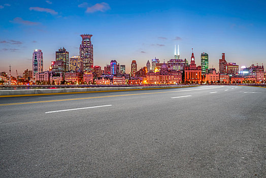 城市道路夜景和上海陆家嘴建筑景观