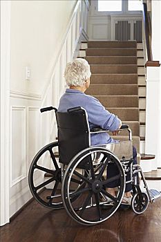 老年,女人,轮椅,仰视,楼梯
