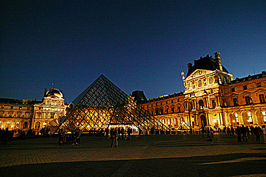 法国巴黎卢浮宫夜景