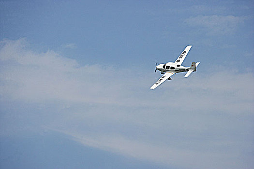 首届重庆梁平航展上的单翼小型飞机作特技飞行表演