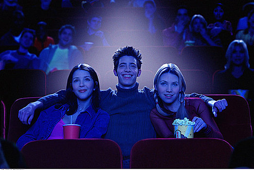 男青年,坐,两个,女青年,电影院,微笑