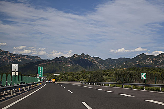 平坦干净的高速公路