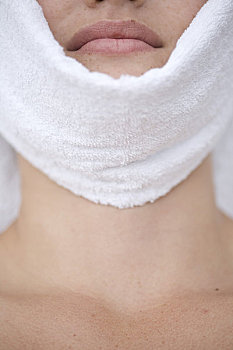 特写,女青年,脸,毛巾,遮盖,下巴