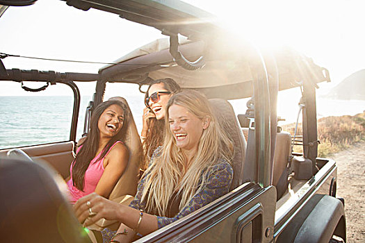三个女人,年轻,驾驶,吉普车,海岸,加利福尼亚,美国