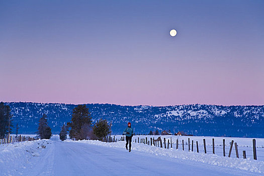 女人,慢跑,冬天,乡村道路,黎明,靠近,爱达荷,美国