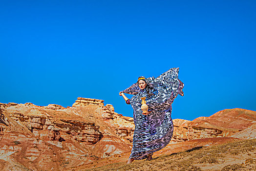 新疆,红岩,蓝天,女人,长裙,漂逸
