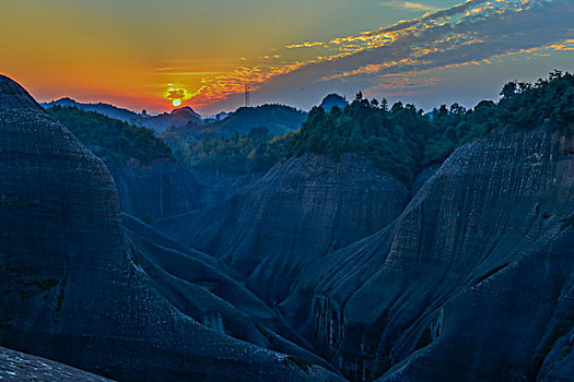 山,太阳,逆光,刺眼,线条,层次,驴友,旅行,地质公园,丹霞地貌,灌木,水潭,素材,质感,设计,细腻,纹理,树